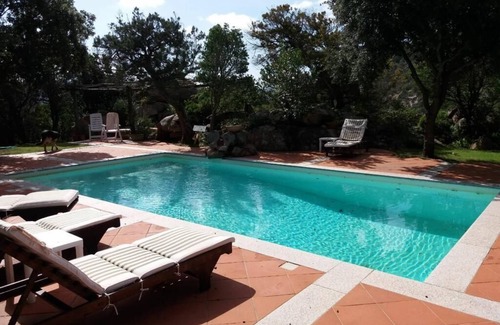 Arzachena Villa | Villa Sara près de la mer avec vue sur les montagnes, Wi-Fi, climatisation, terrasse et jardin