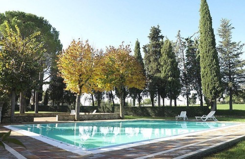 Colle di Val d'Elsa Maison | Villa Saveria A: Un cottage typique entouré de verdure.