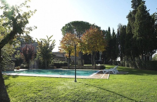Colle di Val d'Elsa Maison | Villa Saveria A: Un cottage typique entouré de verdure.