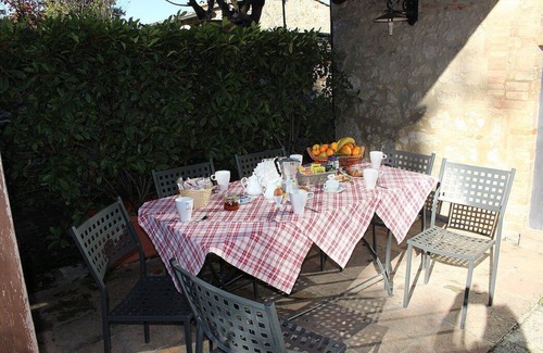 Colle di Val d'Elsa Maison | Villa Saveria A: Un cottage typique entouré de verdure.