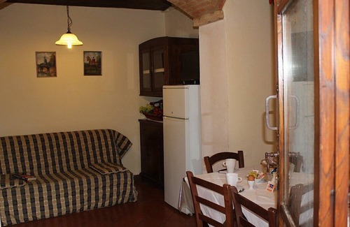 Colle di Val d'Elsa Maison | Villa Saveria E: Un charmant appartement entouré de verdure.