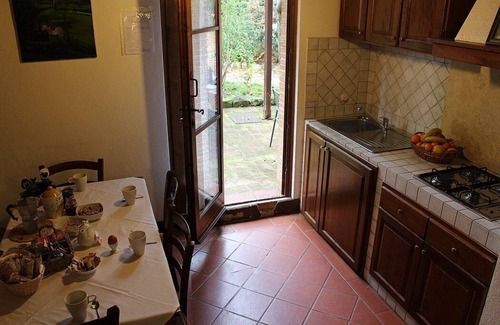 Colle di Val d'Elsa Maison | Villa Saveria E: Un charmant appartement entouré de verdure.