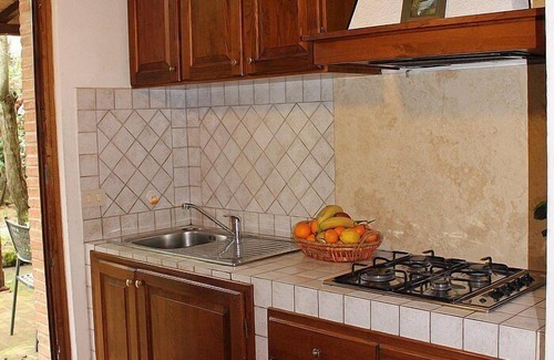 Colle di Val d'Elsa Maison | Villa Saveria E: Un charmant appartement entouré de verdure.