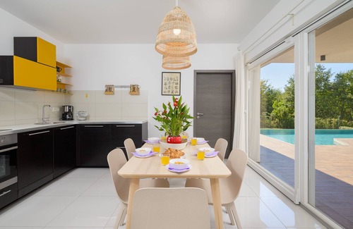 Svetvincenat Villa | Idéal pour découvrir de nouvelles villa design avec grande piscine à débordement à l'ensemble de l'Istrie