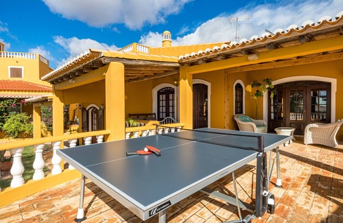 Branqueira Villa | La Villa Sobreiro offre des espaces de vie spacieux et une ambiance sereine.