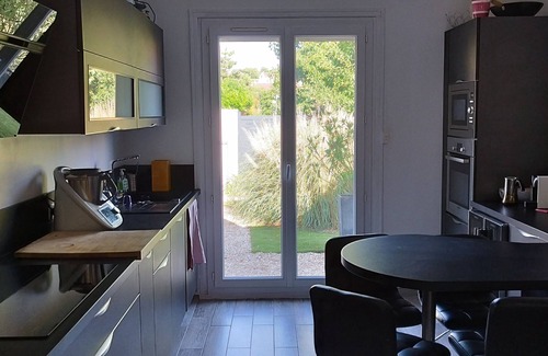 Saintry-sur-Seine Villa | Villa sur bord de Seine avec piscine extérieure a 30kms de Paris
