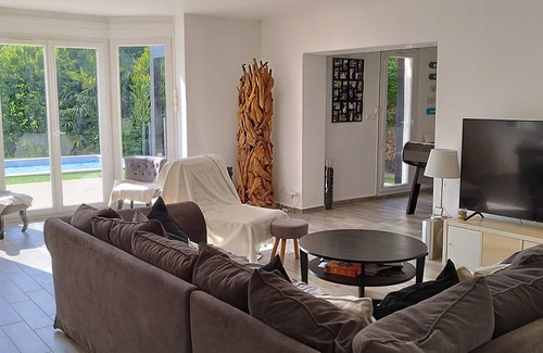Saintry-sur-Seine Villa | Villa sur bord de Seine avec piscine extérieure a 30kms de Paris