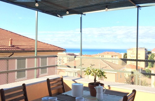 Chiavari Appartement | maison entourée de verdure près de la mer avec terrasse et girdino
