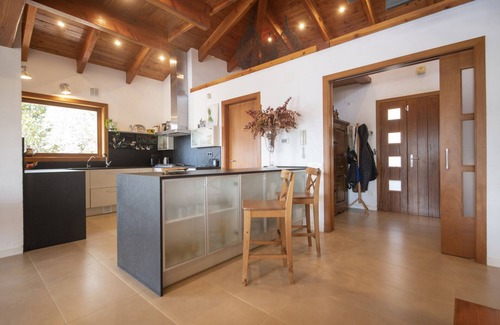 Torrelles de Llobregat Villa | Villa avec piscine à débordement et vue - à 20 minutes de Barcelone!