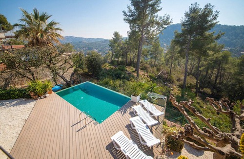 Torrelles de Llobregat Villa | Villa avec piscine à débordement et vue - à 20 minutes de Barcelone!