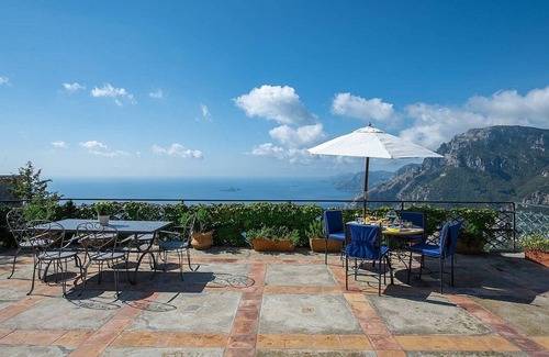 Nocelle Villa | Villa Tecla B: Une villa de deux étages caractéristique face au soleil et à la mer.