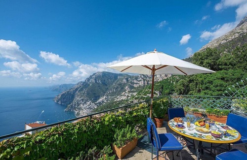 Nocelle Villa | Villa Tecla B: Une villa de deux étages caractéristique face au soleil et à la mer.