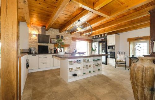 La Celle-sous-Gouzon Maison | Villa Thun - Piscine - Maison de caractère au milieu des vignes
