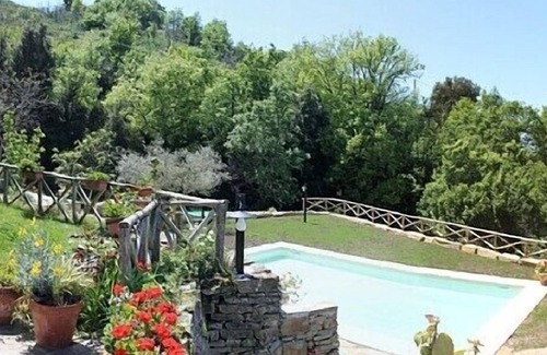 Perdifumo Villa | Villa Trotta: Une vieille maison à deux étages en pierre.