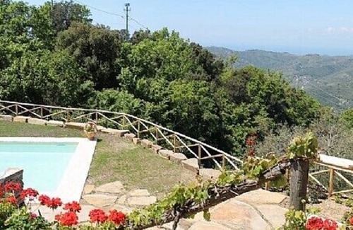 Perdifumo Villa | Villa Trotta: Une vieille maison à deux étages en pierre.