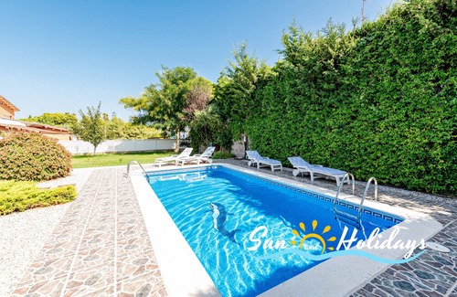 El Roc de Sant Gaieta Villa | Villa Tulipes with private pool: the oasis of comfort and nature.