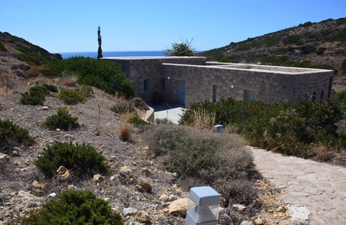 Milos Villa | Villa unique en bord de mer dans une petite vallée de la côte sud de l'île