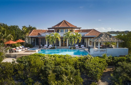Ocean Point Maison | Majestueuse villa en bord de mer avec magnifique piscine à débordement, bain à remous.