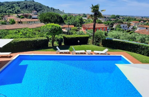 Camaiore Villa | Villa avec piscine dans la relaxation des collines et à seulement 4 km de la mer