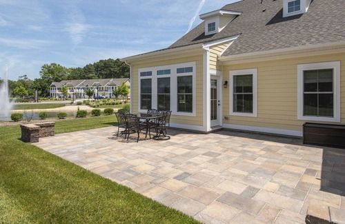 Selbyville Villa | Villa avec vue sur l'étang - 4 miles de l'île de Fenwick / plage - Clubhouse w / piscine