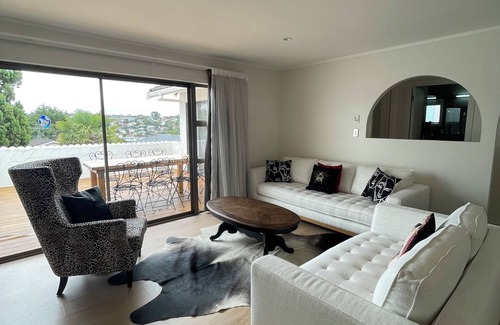 Browns Bay Maison | Villa Wisteria - Private home with stunning pool, 3 minutes to public transport!