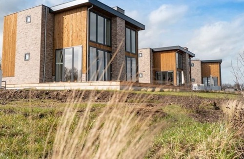 Kerkdriel Maison | Villa with 5 bedrooms, 3 bathrooms and traditional sauna