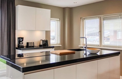 Idskenhuizen Maison | Villa with enclosed garden, in a holiday park on the water in Friesland