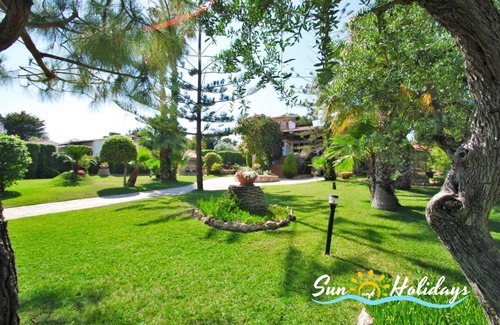 El Roc de Sant Gaieta Maison | Villa with fabulous private pool, large lawned garden.