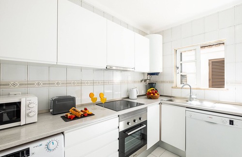 Montechoro Villa | TRADITIONAL VILLA, VERY WELL SITUATED, LARGE COMMUNAL POOL & GARDEN, A/C, WIFI