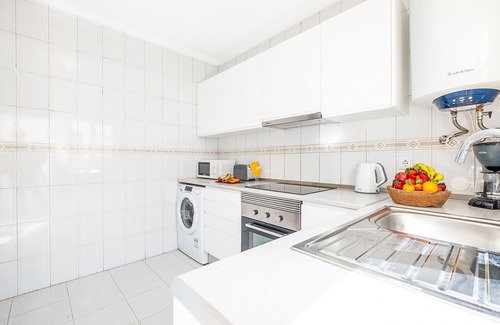 Montechoro Villa | TRADITIONAL VILLA, VERY WELL SITUATED, LARGE COMMUNAL POOL & GARDEN, A/C, WIFI