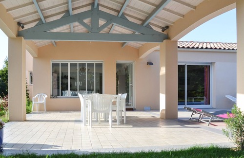 Saint Rogatien Villa | Villa avec piscine, dans un parc arboré, quartier calme, 6 personnes, 3 chambres