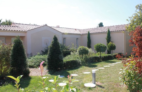 Saint Rogatien Villa | Villa avec piscine, dans un parc arboré, quartier calme, 6 personnes, 3 chambres