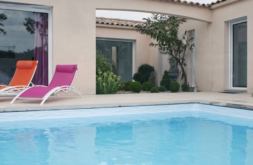 Saint Rogatien Villa | Villa avec piscine, dans un parc arboré, quartier calme, 6 personnes, 3 chambres