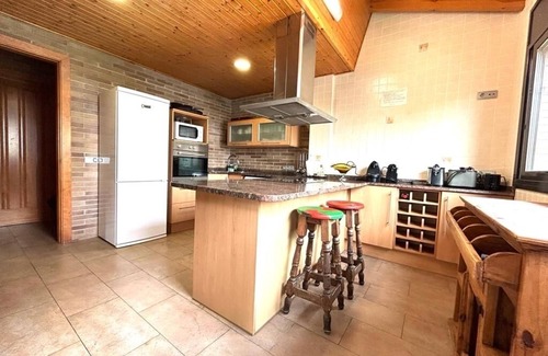 El Roc de Sant Gaieta Chalet De Ski | Villa with pool, parking and wifi next to Roc de Sant Gaieta with sea views.