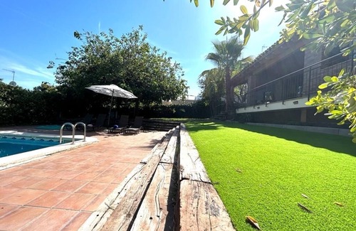 El Roc de Sant Gaieta Chalet De Ski | Villa with pool, parking and wifi next to Roc de Sant Gaieta with sea views.