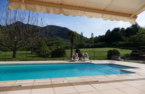Nyons Maison | Propriété, 3 villas, 6 chambres, piscine, tennis, mini-golf à Nyons, Provence