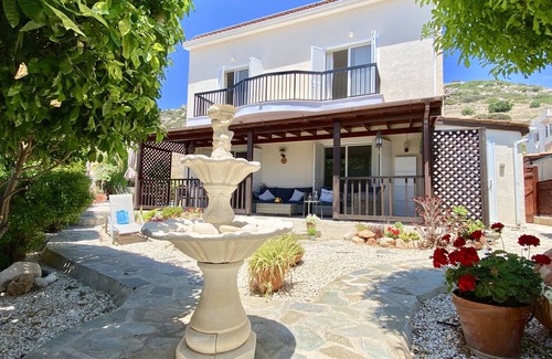 Peyia Town Villa | Villa avec priv. Piscine, beau jardin et véranda ombragée - 5 minutes de la plage