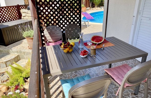 Peyia Town Villa | Villa avec priv. Piscine, beau jardin et véranda ombragée - 5 minutes de la plage