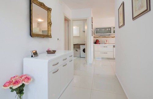 Seget Vranjica Villa | Maison de vacances avec piscine privée, à 40 mètres de la mer
