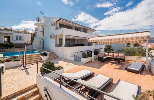 Seget Vranjica Villa | Maison de vacances avec piscine privée, à 40 mètres de la mer