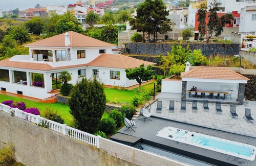 Montijos Villa | Villa with private 2bed floor level - spa facilities, heated jacuzzi & BBQ area