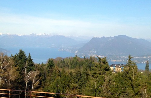 Gignese Villa | Villa con piscina con vistas a los lagos sobre Stresa