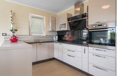 Peroj Maison | Villa avec piscine, vue spectaculaire sur la mer, à 500 m de la mer, TOP LOCATION, WiFi, grill