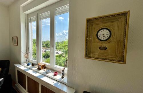 Herminamezo Appartement | Villa with terrace overlooking the city park