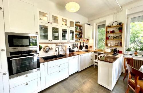 Herminamezo Appartement | Villa with terrace overlooking the city park