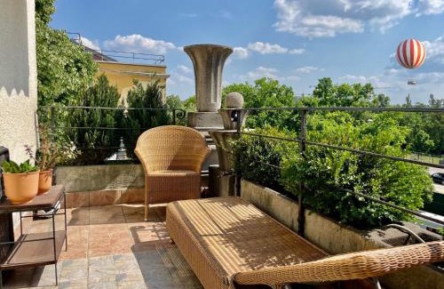 Herminamezo Appartement | Villa with terrace overlooking the city park
