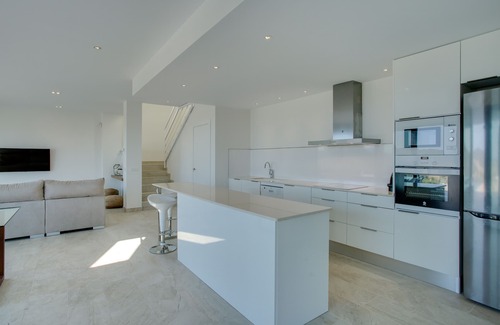 Calonge Villa | Villa avec vue panoramique sur mer et village, piscine à débordement