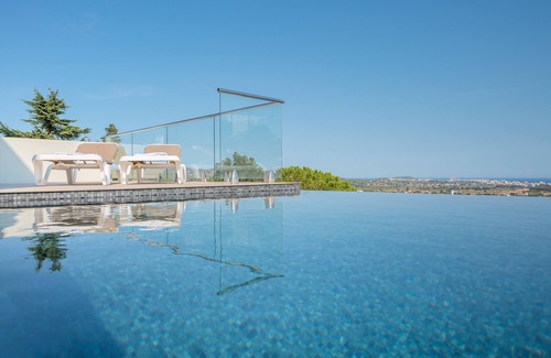 Calonge Villa | Villa avec vue panoramique sur mer et village, piscine à débordement