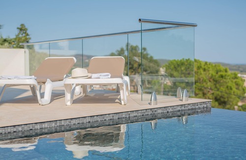 Calonge Villa | Villa avec vue panoramique sur mer et village, piscine à débordement