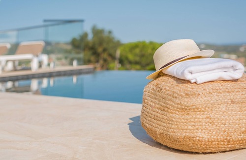 Calonge Villa | Villa avec vue panoramique sur mer et village, piscine à débordement